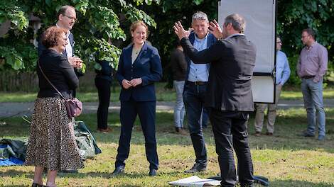Gedeputeerde Hagar Roijackers (midden) en bestuurders van Brabant Water en ZLTO in gesprek bij Kick-off Schoon Water voor Brabant.