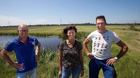 Boeren Nico Smit (links) en Gert Vendrig gaan aan de slag met maatregelen tegen bodemdaling. Martine Bijman (midden) van natuurvereniging Water, Land & Dijken juicht het initiatief toe.