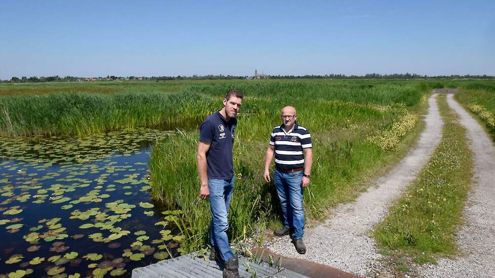 Natuurinclusieve landbouw van Staatsbosbeheer met voor het eerst een collectief van melkveehouders. In polder Demmerik poseren Egbert de Graaff en Jan de Ruijter.