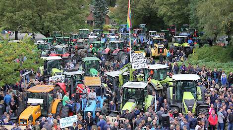 Boeren richten zich bij eerdere protestacties op provinciebesturen, zoals hier op 15 oktober 2019 in Drenthe. Provincies zijn nu aan zet om invulling te geven aan de nationale stikstofplannen.