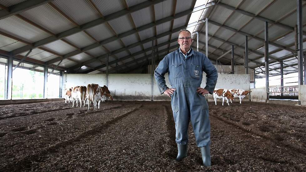 Melkveehouder Henk Hoefnagel gebruikt houtsnippers van een 5 hectare groot gehuurd productiebos als vulling voor de potstal.
