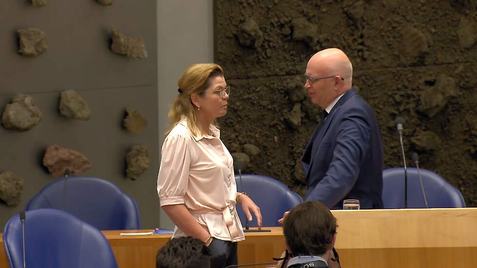 Onderonsje tussen de ministers Van der Wal en Staghouwer.
