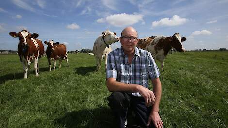 Melkveehouder Ewoud de Haan heeft als doel zijn koeien zoveel mogelijk weidegras te voeren, onder andere om de kosten laag te houden. Hij gebruikt hiervoor 60 hectare grasland.