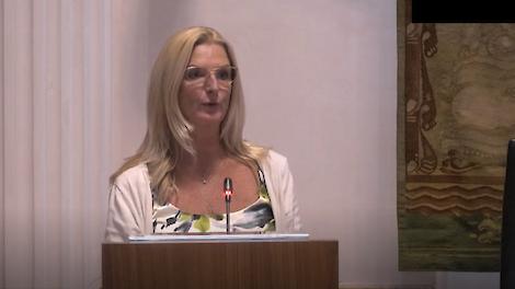 Gedeputeerde Esther Rommel tijdens de vergadering.