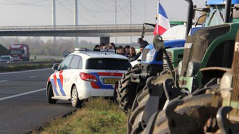 Bij eerdere protesten, hier in 2021, was de verhouding tussen boeren en politie een stuk relaxter.