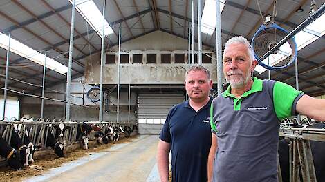 Kees (rechts) en zoon Bart van den Hout in de stal die ze afgelopen jaar in bedrijf namen met een luchtwasser. 24 ventilatoren zorgen voor verkoeling en de luchtaanvoer richting luchtwasser.