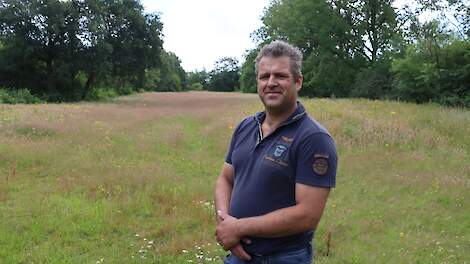 Wiljo Hepping op het perceel dat volgens de Provincie Drenthe heischraal grasland is, maar waar het ontbreekt aan de typische soorten voor dit habitattype.