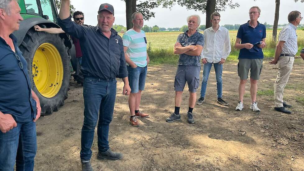 Edwin Sengers (met pet) legt uit tijdens een veldexcursie.