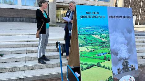 Het 'stikstofkarretje' voor het provinciehuis van Gelderland. Op de achtergrond de Gelderse gedeputeerde Peter Drenth.