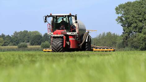 Tot juni, juli hadden veel boeren de mogelijkheid de keuze tussen bemesten met of zonder derogatie nog even uit te stellen. Nu duidelijkheid uit Den Haag op zich laat wachten, is het risico voor de boer.