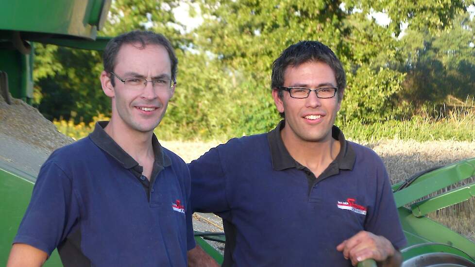 Dirk van der Sterren (links) heeft samen met zijn broer Bart (rechts) een bedrijf met twee locaties in Zwiggelte en Linde met akkerbouw en kalkoenen, beide in Drenthe. Dirk van der Sterren is de nieuwe voorzitter van de Kring Kalkoenhouders en lid van de