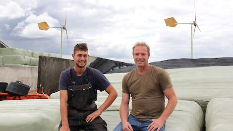 Willem (links) en Omgo Nieweg namen het bedrijf van de achterbuurman over. Nu is de vraag of zij eerst de huiskavel gaan vervolmaken of een en ander verbouwen.