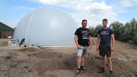 Rick Schoneveld en Christian Muilerman (rechts) bij de buffersilo voor 750 kuub biogas. „Want de productie is wel constant, maar de vraag niet. Dat moet je kunnen overbruggen.”