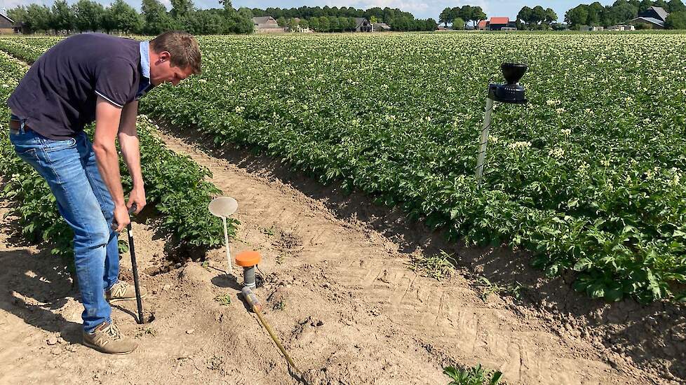 Peilgestuurde drainage waterstand meten in de controleput.