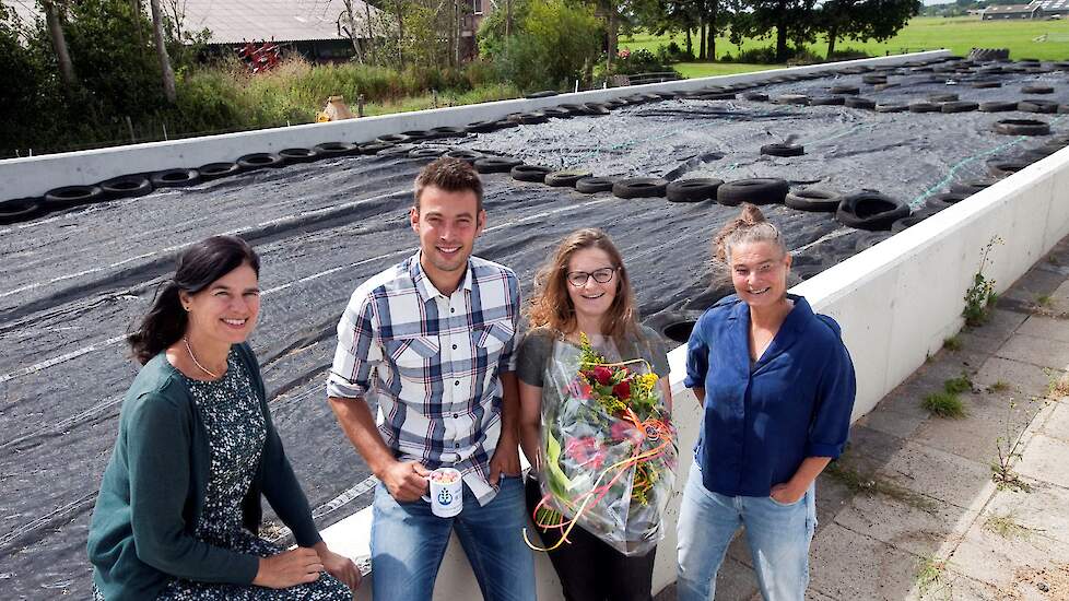 Projectleider Inge van Paassen van LTO Noord (links) en Hiske Ridder van het Hoogheemraadschap Rijnland (rechts) zetten vanochtend melkveehouders Max Lobel en Marijke Rijnburger in het zonnetje.