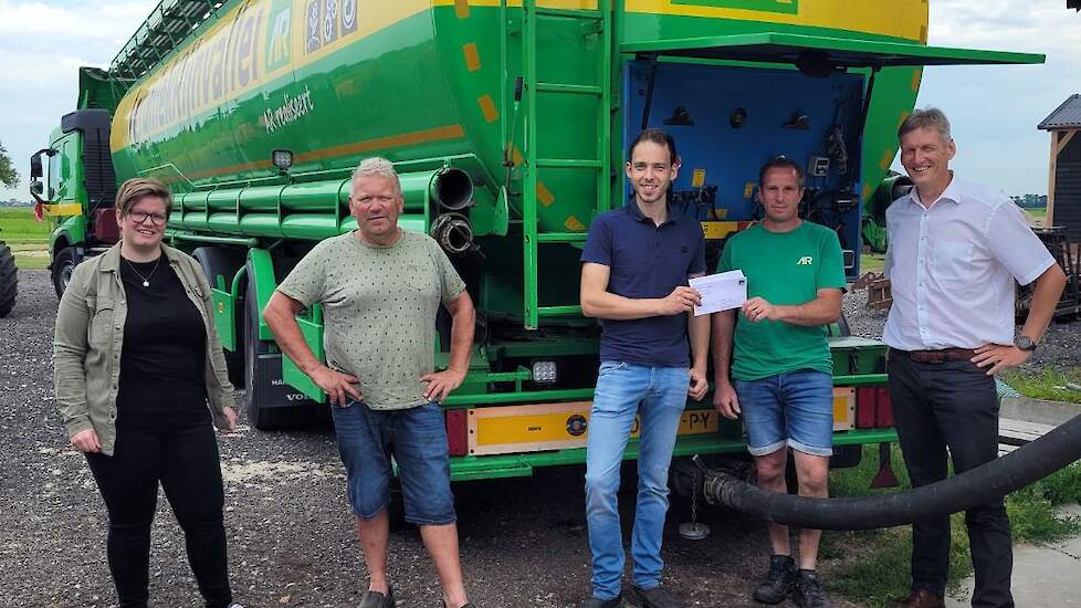 V.l.n.r. Ilonka van der Wagt (Van Loon Group), Klaas Mijnheer, Pieter Post, Mark Willemsen (chauffeur AR) en Gerben Klein Lebbink (verkoopleider varkens AR).