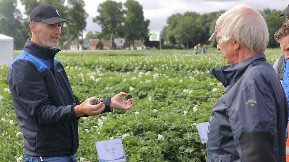 Teeltspecialist Fokke Smit van Certis Belchim geeft uitleg over de resultaten van de proef met het middel Crown-MH.