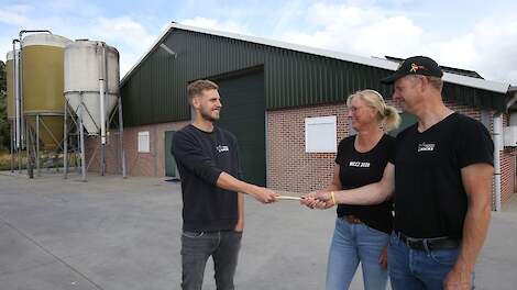 Arjen Kocks (23) neemt het vleeskuikenbedrijf in de toekomst over van zijn ouders Harrie (56) en Angela (54). Op de achtergrond hun nieuwste stal uit 2010.