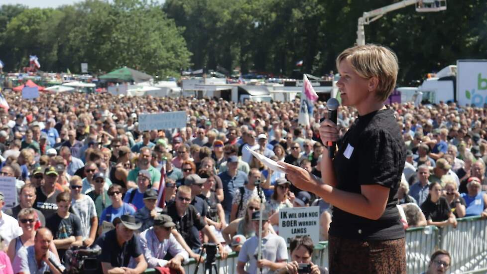 Voorzitter Linda Verriet van de POV op het podium tijdens het boerenprotest in Stroe.