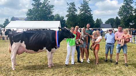 Kampioene oudere koeien O Eelkje 497 met de familie Santema