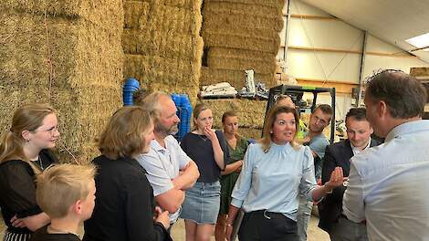 Stikstofminister Christianne van der Wal op bezoek bij een kalverhouder in Staphorst.