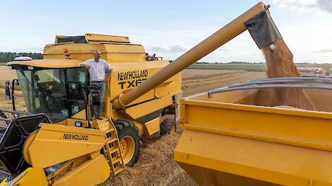 Akkerbouwer Boelo Tijdens is tevreden over het verloop van de graanoogst. Hij schat de opbrengst op ruim 11 ton tarwe per hectare.