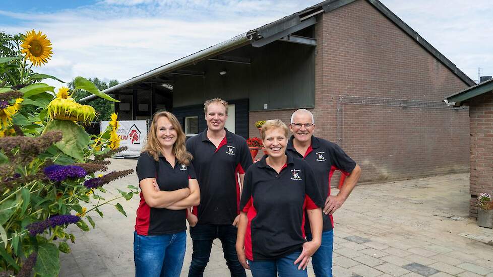 Dochter Carly (30), schoonzoon Jeroen de Leeuw (35), moeder Diny (60) en vader Cor (62) de Bresser hebben ook na de verbouwing van hun beide stallen een kleinschalig bedrijf.