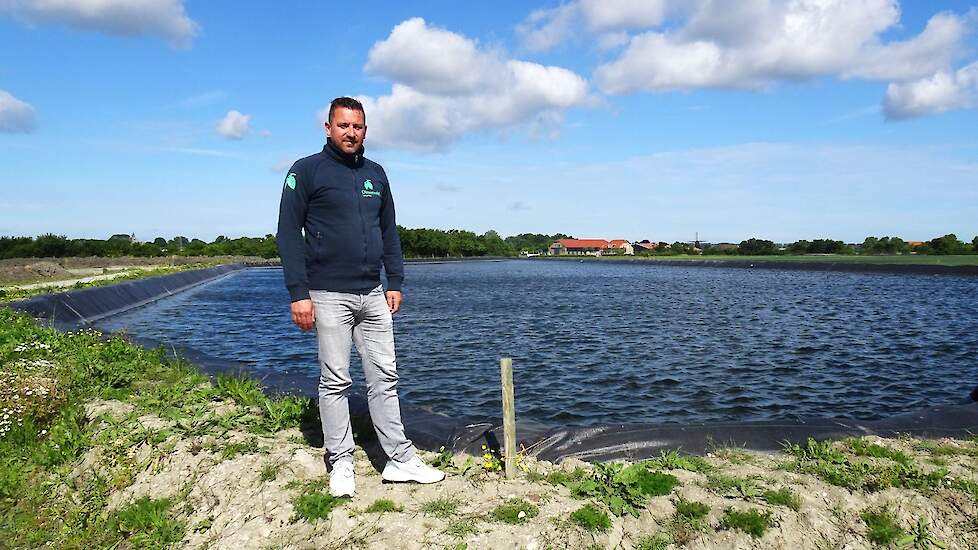 Jos Westerbeke vangt gezuiverd riool- en hemelwater van zijn camping op in een waterbassin. Een deel stelt hij beschikbaar aan boeren. Waterschade in Zeeuwse uien (foto inzet). Water valt zelden op het moment dat boeren het nodig hebben.