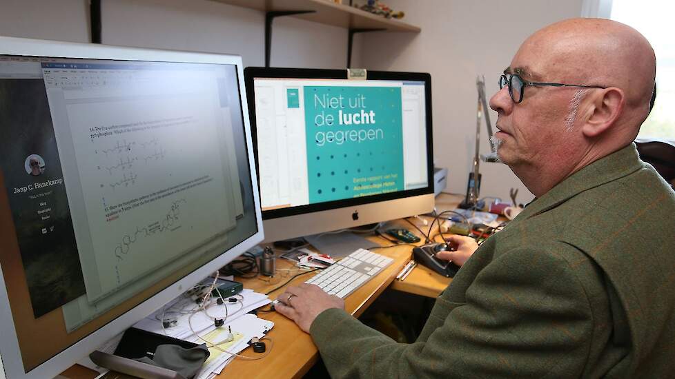 Onderzoeker Jaap Hanekamp achter zijn computer.