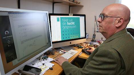 Onderzoeker Jaap Hanekamp achter zijn computer.