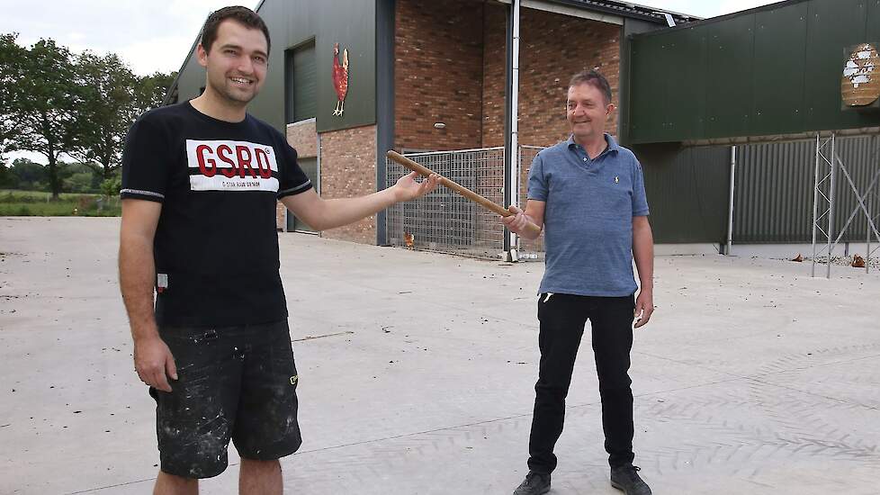 Joris van Lierop neemt op termijn het stokje over van zijn vader Pieter. Op de achtergrond hun nieuwste etagestal uit 2014.