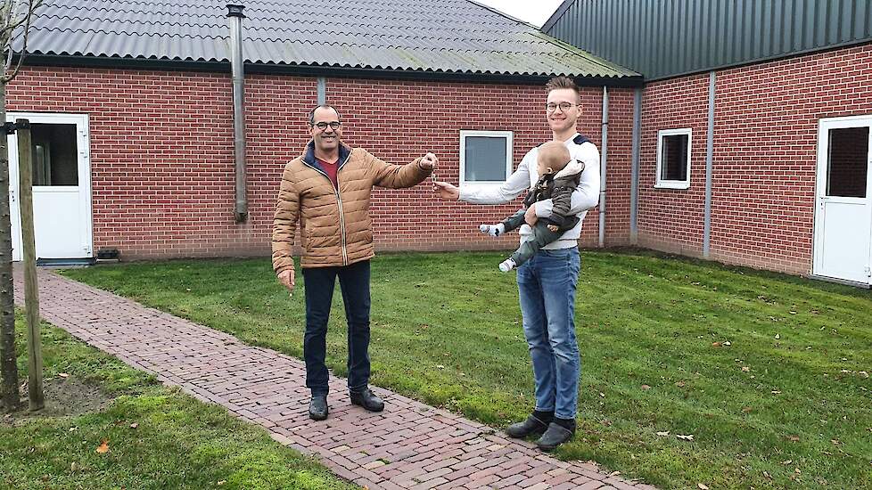 Rens van Bijsterveldt wil het moederdierenbedrijf en het opfokbedrijf graag overnemen van zijn ouders Ton en Carla. Op de achtergrond hun moederdierenbedrijf.