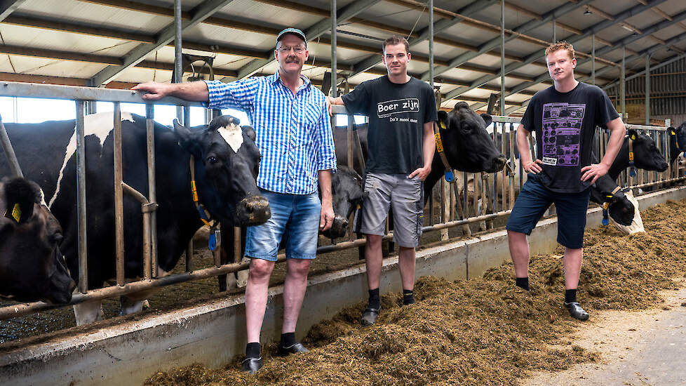 Jan, Jonathan en Arjan Zant (v.l.n.r.) moeten gebruikmaken van bredere looppaden met roosters met rubberbedekking en ruimere ligboxen voor de 1 ster Beter Leven-zuivel.