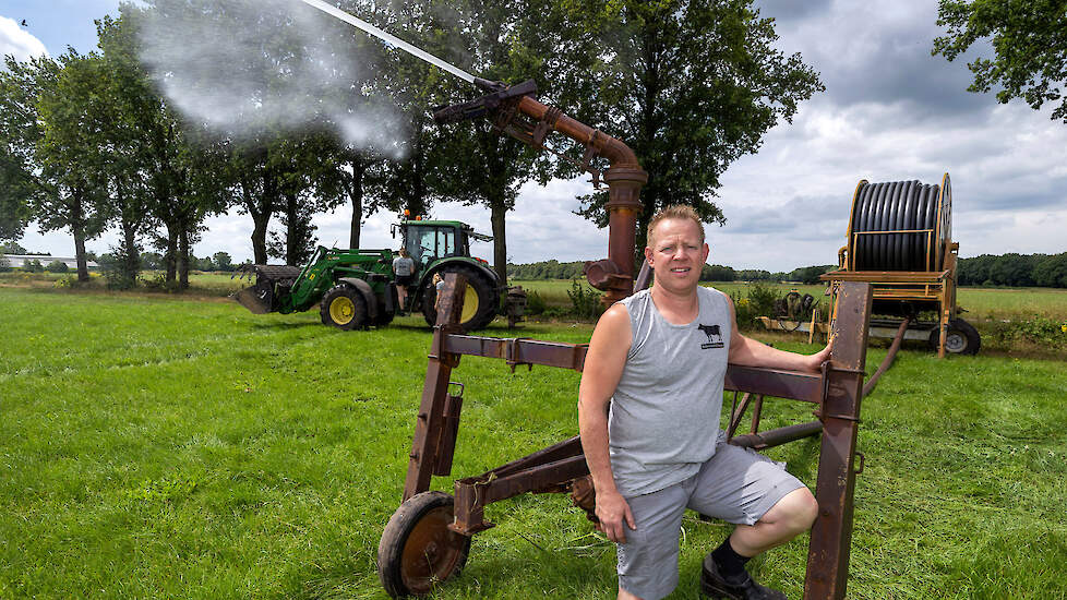 Mark Deenen boert op droogtegevoelige grond. Door vochtgebrek levert de eerste snede gras hem gemiddeld 30 procent minder opbrengst op.