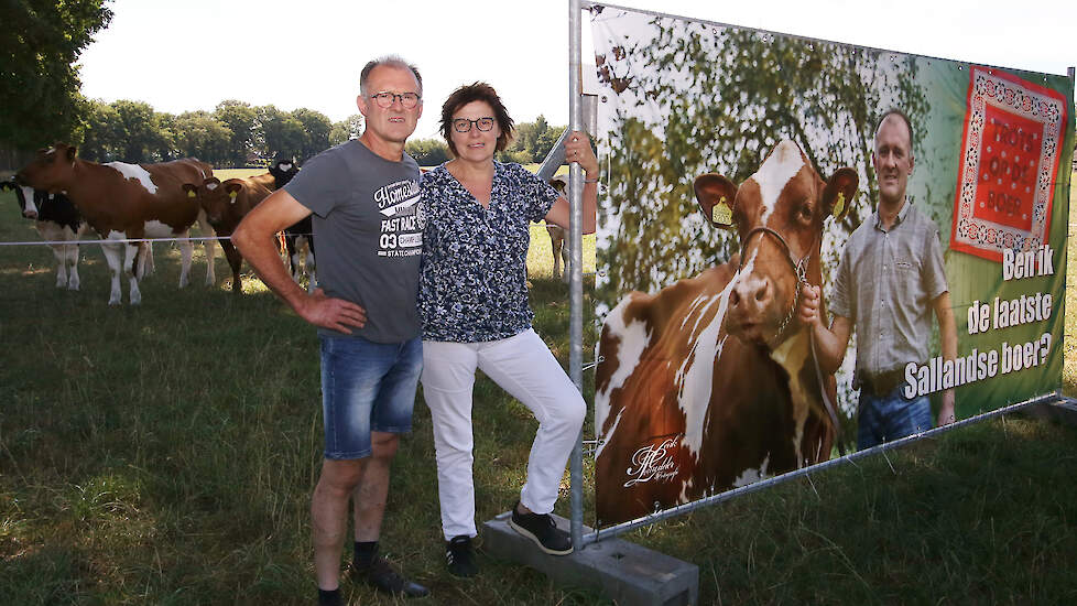Frank en Gerda van Rossum, melkveehouders in Nieuw Heeten: „De tekst op dit bord moet je lezen met een knipoog. Maar natuurlijk wel met een serieuze ondertoon.”