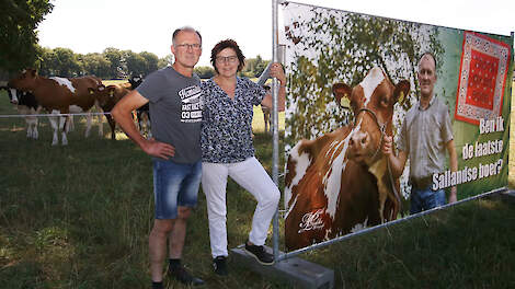 Frank en Gerda van Rossum, melkveehouders in Nieuw Heeten: „De tekst op dit bord moet je lezen met een knipoog. Maar natuurlijk wel met een serieuze ondertoon.”