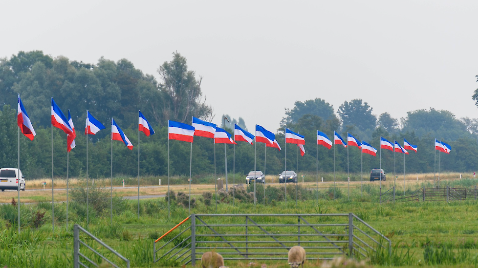 De omgekeerde vlaggen hangen langs de N210 tussen Lekkerkerk en Bergambacht.
