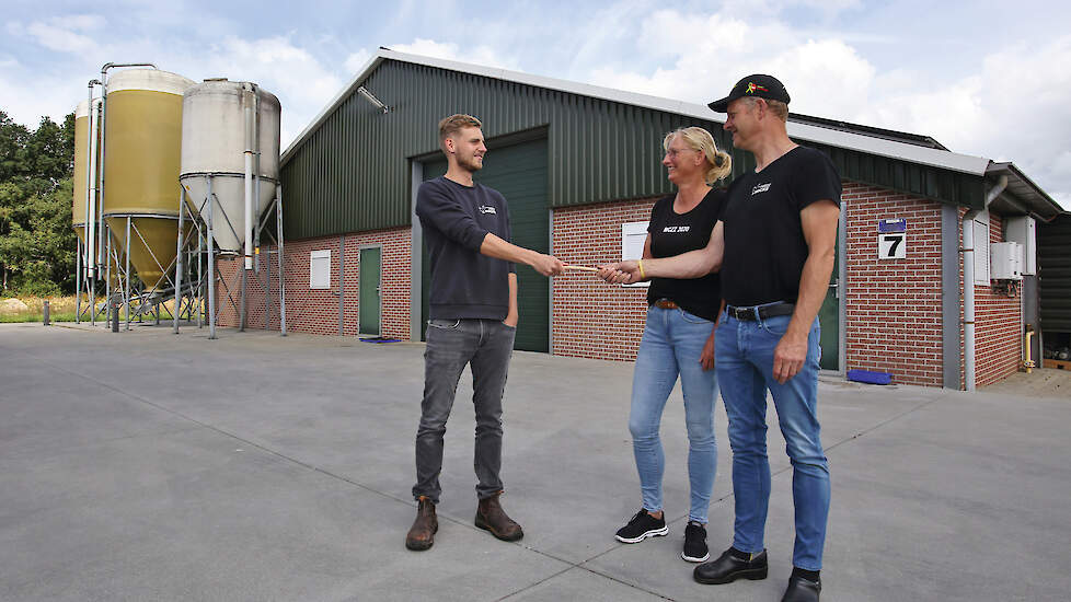 Arjen Kocks (23) neemt het vleeskuikenbedrijf in de toekomst over van zijn ouders Harrie (56) en Angela (54). Op de achtergrond hun nieuwste stal uit 2010.