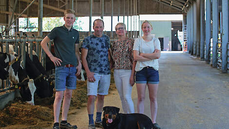 Ondanks de omvang is de boerderij van familie Huisman een echt familiebedrijf; alle familieleden leveren hun bijdrage. V.l.n.r. Max, Ton, Hanneke en Martine.
