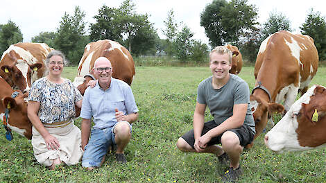 Jarno Bisschop (rechts) zit nu sinds enkele jaren in maatschap met Aaltje en Wicher Hoeve. Jarno werkt al ruim 10 jaar op het melkveebedrijf.