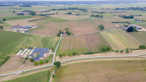 De familie Van Werven heeft één VOF, maar heeft twee veestapels op verschillende locaties. Uiterst links het ouderlijk melkveebedrijf, rechts het in 2015 aangekochte bedrijf.