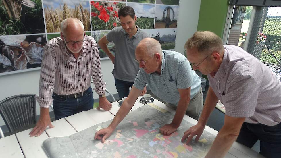 Het ‘motorblok’ (vlnr Cor Bosch, Gerko Hopster, Gerrit Tuten en Rudie Freriks) van het na 15 jaar afgeronde project ‘Kavels voor Koeien’ in Salland bekijken de indelingskaart van het eerste kavelruilproject Luttenberg-Mariënheem.