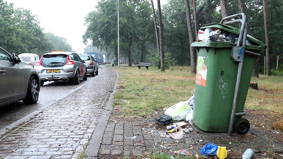 Uitpuilende vuilnisbakken en kapotte omheining zijn echt een groot risico voor de insleep van AVP.