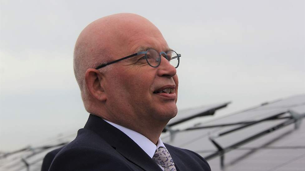 Minister Staghouwer hoort van akkerbouwers hoe zij rijdende zonnepanelen gaan gebruiken.