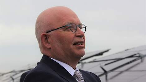 Minister Staghouwer hoort van akkerbouwers hoe zij rijdende zonnepanelen gaan gebruiken.