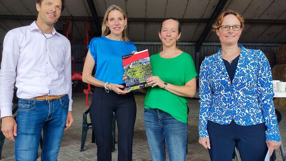 Vlnr: Jeroen van Wijk, voorzitter LTO Noord Utrecht, Mirjam Sterk, gedeputeerde provincie Utrecht, Ramona van Schalkwijk, boerin in Montfoort en Josja Veraart, directeur Natuur en Milieu Utrecht.