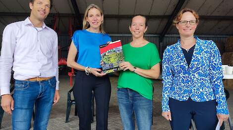 Vlnr: Jeroen van Wijk, voorzitter LTO Noord Utrecht, Mirjam Sterk, gedeputeerde provincie Utrecht, Ramona van Schalkwijk, boerin in Montfoort en Josja Veraart, directeur Natuur en Milieu Utrecht.