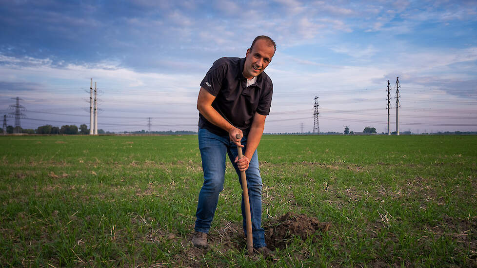 Akkerbouwer Menko van Zwol is terug gegaan in de gift van vers organisch materiaal op land om te voorkomen dat het gaat composteren.