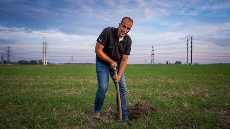 Akkerbouwer Menko van Zwol is terug gegaan in de gift van vers organisch materiaal op land om te voorkomen dat het gaat composteren.