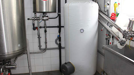 De elektrische boiler voor het doorverwarmen van het voorverwarmde spoelwater.